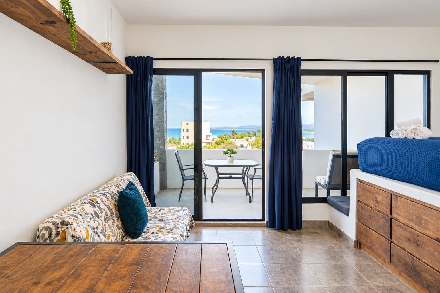 Estudio con puerta corrediza y vista al mar