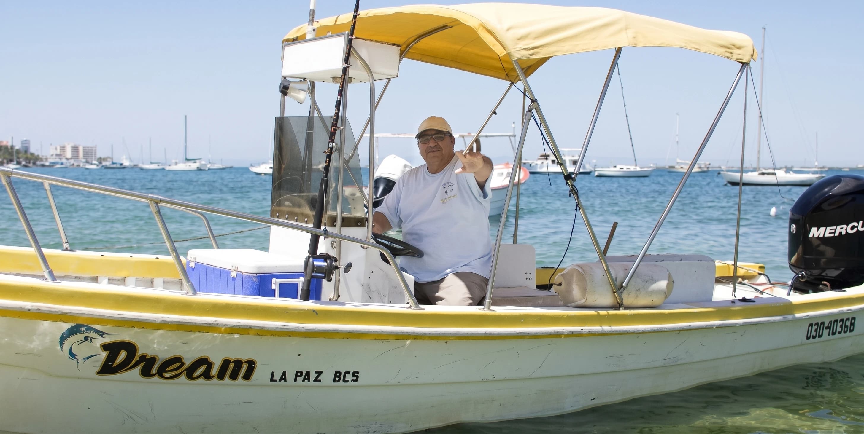 Capitán en su panga Dream, en la bahía de La Paz