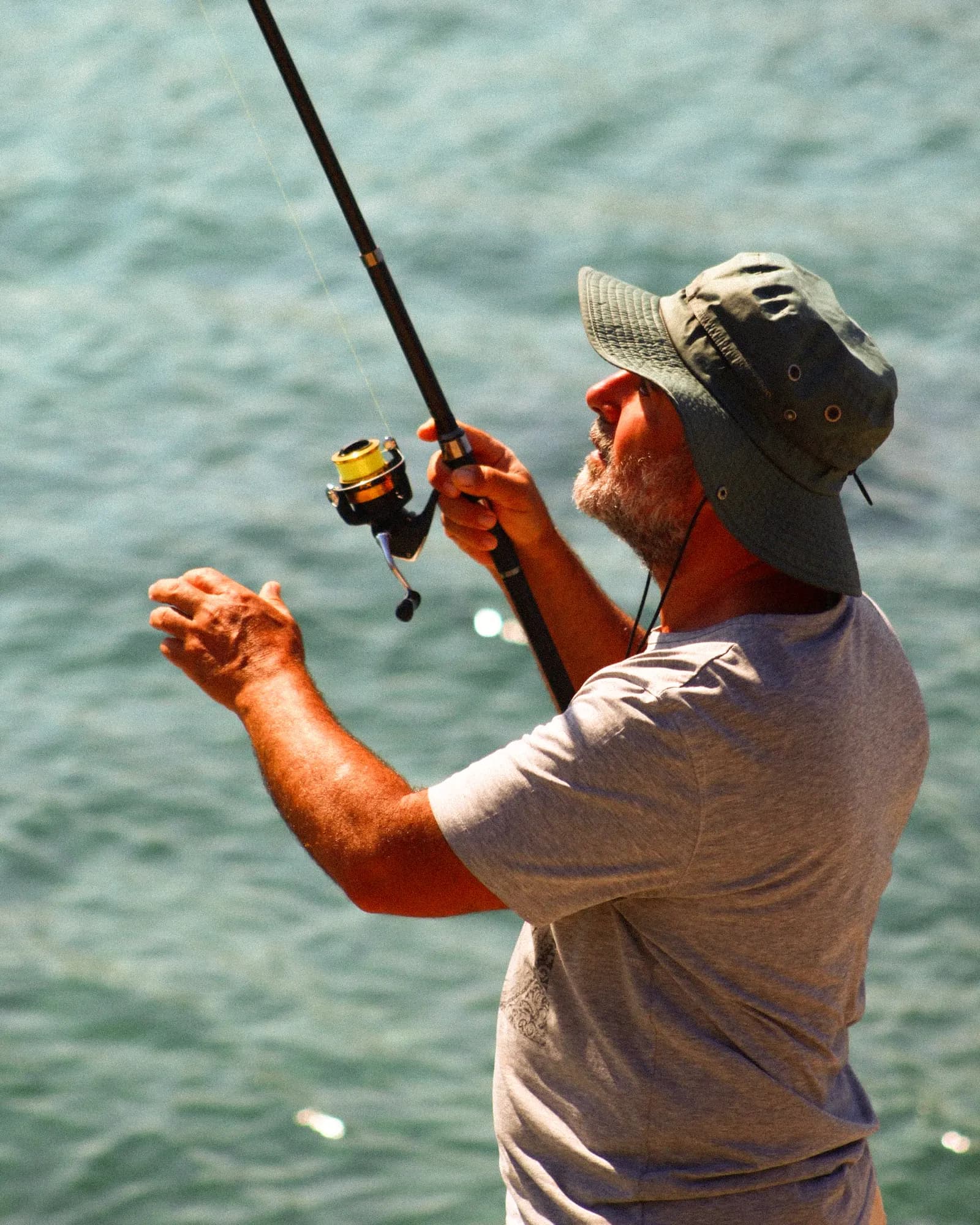 Un pescador con su caña, frente al mar